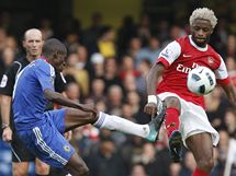 Ramires z Chelsea (vlevo) bojuje o m s Alexem Songem z Arsenalu