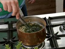 Do polévky přihoďte sojové klíčky i nebobtnalé řasy a promíchejte ji 