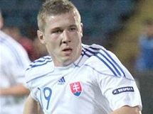 MUSM BRNIT. Slovensk fotbalista Juraj Kucka sth domcho reprezentanta Henricha Mchitarjana v kvalifikanm duelu v Armnii.