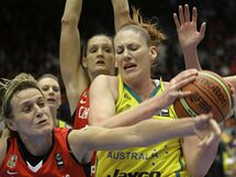 esk basketbalistka Hana Horkov (vlevo) brn Australanku  Lauren Jacksonovou. 