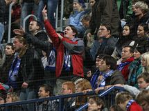 JAK RUKA? Fanouci Olomouce gestikuluj na rozhodho, protoe se jim nelb, e odpskal penaltu.