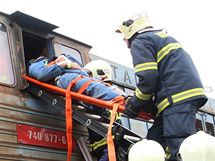 Speciální cvičení hasičů, záchranářů a policistů při velké železniční nehodě u Tlumačova na Zlínsku. Zúčastnilo se ho na 200 lidí.
