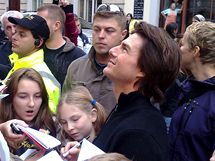 Herec Tom Cruise se v centru Prahy podepisoval dtem z nedalk koly. Ve...