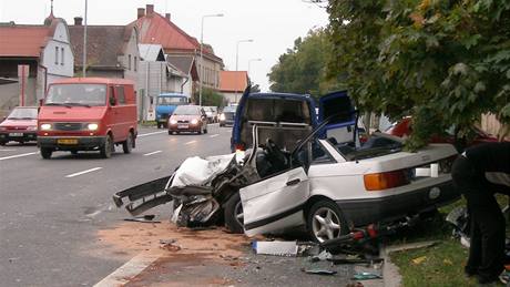 Nákladní auto smetlo osobní vz a cyklistku.