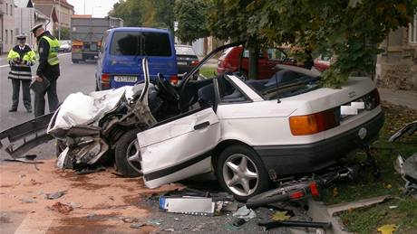 Nákladní auto smetlo osobní v�z a cyklistku.