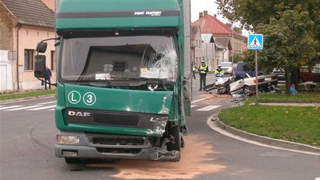 Nákladní auto smetlo osobní vz a cyklistku.