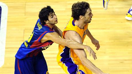 Hvzdný  Pau Gasol z Los Angeles Lakers (vpravo) dribluje ped dotírajícím Ricky Rubiem z Barcelony