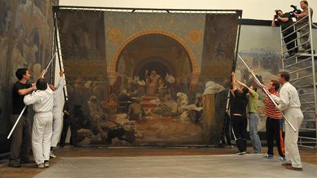Balení Slovanské epopeje malíe Alfonse Muchy na zámku v Moravském Krumlov (plátno Car Simeon Bulharský)