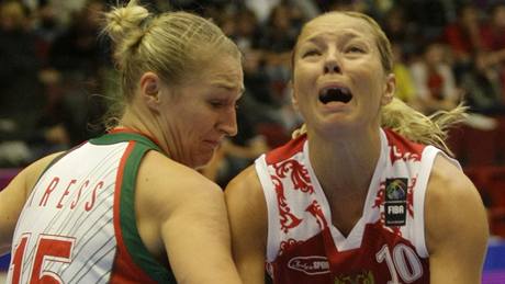 Ilona Korstinová z Ruska bojuje s Bloruskou Marinou Kressovou ve tvrtfinále MS basketbalistek