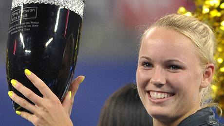 NOVÁ KRÁLOVNA. Caroline Wozniacká s trofejí, kterou dostala po dosa�ení postu sv�tové jedni�ky