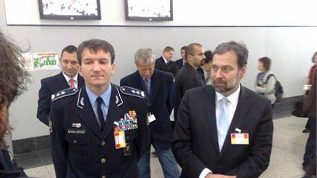Ministr vnitra Radek John a policejní prezident Oldich Martin pi kontrole bezpenostních opatení na letiti Ruzyn (4.10.2010)