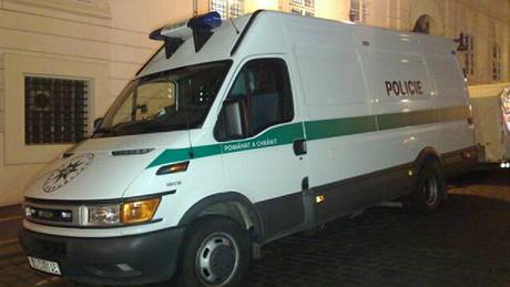 Policie zasahuje u podez�elých krabi�ek na rohu ulic Karmelitská a Tr�i�t� na Malé Stran�