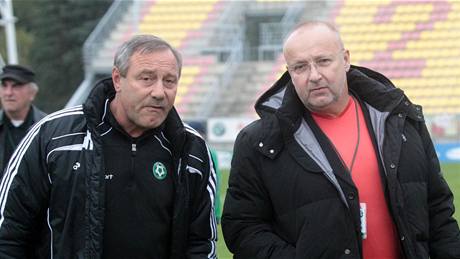 éf píbramského klubu Jaroslav Starka pichází na stadion v doprovodu asistenta trenéra Frantika Kopae.