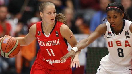 eská hráka Kateina Elhotová (vlevo) hledá komu pihrát ped Angel