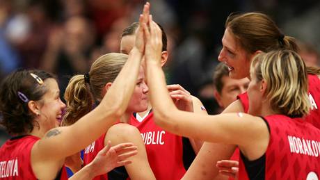 eské basketbalistky se radují ze stíbrných medailí
