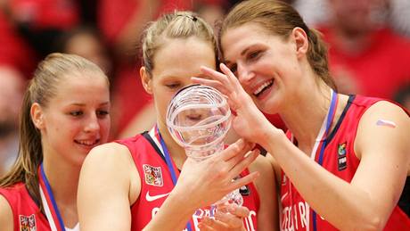 eské basketbalistky Kateina Elhotová, Michaela Feraníková a Ilona Burgrová (zleva) se radují ze stíbrných medailí