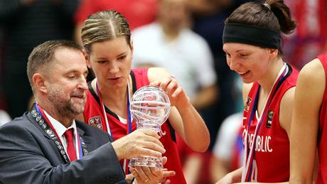 eské basketbalistky se radují ze stíbrných medailí s trenérem Luborem Blakem