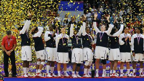 NEJLEPÍ. Americké basketbalistky slaví osmý titul mistry svta, ve finále v Karlových Varech porazily eský tým.