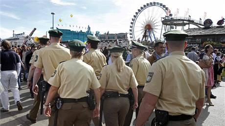 Nmetí policisté hlídkují na Octoberfestu (3. íjna 2010)