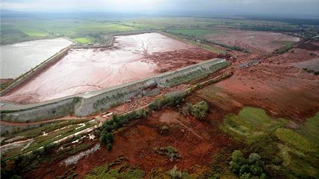 Letecký zábr na odkalovací lagunu v západním Maarsku (6. íjna 2010)