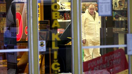 Kriminalisté vyšetřují přepadení směnárny v obchodním domu Prior v Krnově. (30. září 2010)