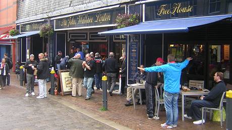 Netypické ned�lní ráno pro restaurace v Newportu - fanou�ci Ryder Cupu zde uvízli.