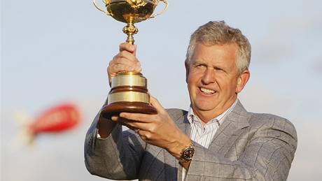 Evropský kapitán Colin Montgomerie s trofejí pro víteze Ryder Cupu.