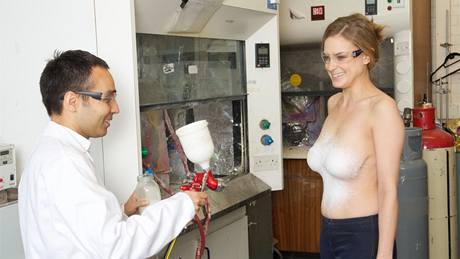 Aplikace trika ve spreji