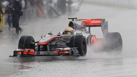 Lewis Hamilton na trati v záplavách vody tetího tréninku GP Japonska.
