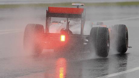 NEJDE TO. Michael Schumacher vyjídí z box pi 3. tréninku GP Japonska.