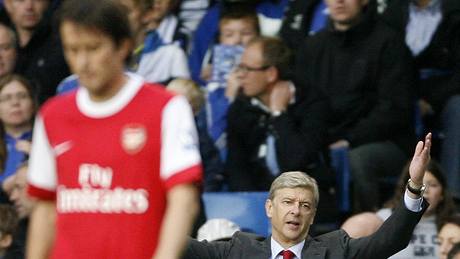 Tomá Rosický (vlevo) a jeho trenér v Arsenalu Arsene Wenger bhem utkání na Chelsea.