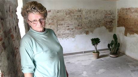 Marta Holcová z Vísky tvrdí, �e obnova jejího domu do p�vodního stavu bude trvat minimáln� do jara 2011.