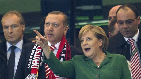 POLITICI NA FOTBALE. Německá kancléřka Angela Merkelová a turecký premiér Recep Tayyip Erdogan při kvalifikačním zápase svých zemí.  | na serveru Lidovky.cz | aktuální zprávy