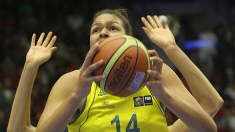 Australská basketbalistka Elizabeth Cambageová v utkání proti ekám.  