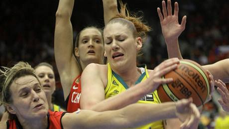 eská basketbalistka Hana Horáková (vlevo) brání Australanku  Lauren Jacksonovou. 