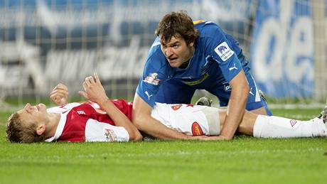 OSLAVA. Sparantí fotbalisté slaví se svými fanouky výhru nad Olomoucí.