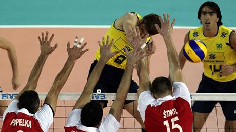 Trojblok Jií Popelka, Petr Konený a Jan tokr se snaí zastavit sme Brazilce Murila Endrese.