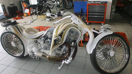 Na zakázku vyrobený unikátní motocykl Vortep, který postavil Miroslav ika ve své díln v Písku.