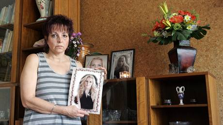 Eva Svobodová s fotografií své zavradné dcery Jany.
