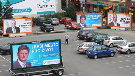 Centrální ostravské parkovi�t� je obsypané p�edvolebními billboardy kandidát� V�cí ve�ejných a TOP 09.