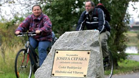 Pomník,  který pipomíná památku Josefa Cepáka, na cyklostezce z eských Budjovi do Hluboké nad Vltavou.