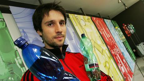 Jan �apek s PET lahví, do ní� se stá�í Mattoni.