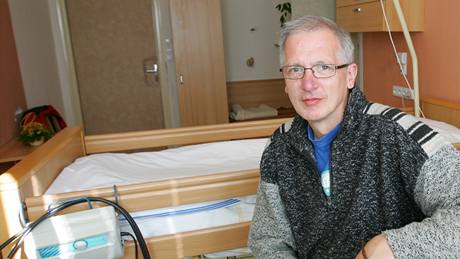 Vojt�ch Zikmund z Hospicového hnutí - Vyso�ina ukazuje pokoj, kde mohou lidé pro�ít poslední dny �ivota.