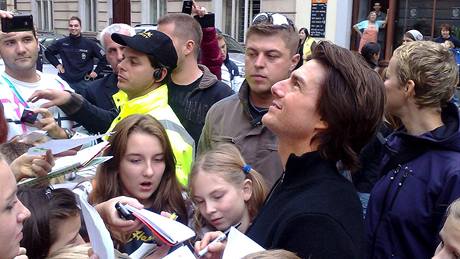 Herec Tom Cruise se v centru Prahy podepisoval dtem z nedaléké koly. Ve...