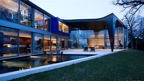 Luxusní vila s bazénem Sow House od architektonického studia Saota stojí u enevského jezera
