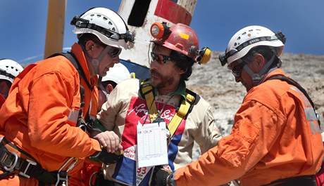 Záchranái pomáhají Victoru Rojasovi krátce poté, co se po 69 dnech dostal na zem.