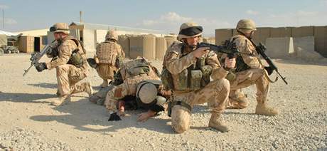 Kapitán Rawlins zachytil své kolegy pi odpoinku i v boji. Takto napíklad etí vojáci v  afghánském Lógaru nacviují záchranu civilisty (ilustraní foto).