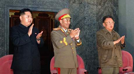 Kim ong-un (vlevo), nejmladí syn severokorejského vdce KIm-ong-ila (vpravo)