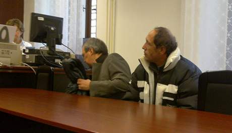 Lubomír Kocourek na lavici obalovaných u plzeského soudu 