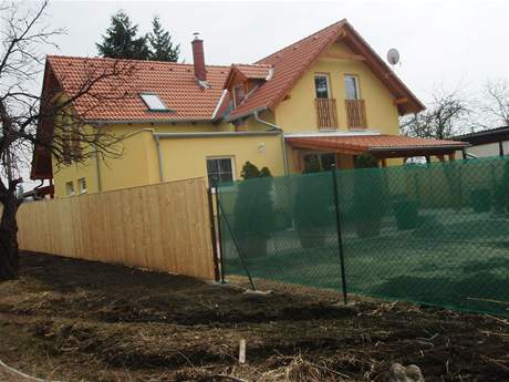 Kandidáty za brnnskou ODS Danu Winklerovou a Radomíra Jonáe viní jejich sousedka z toho, e stavli naerno a znehodnotili tak její pozemek.
